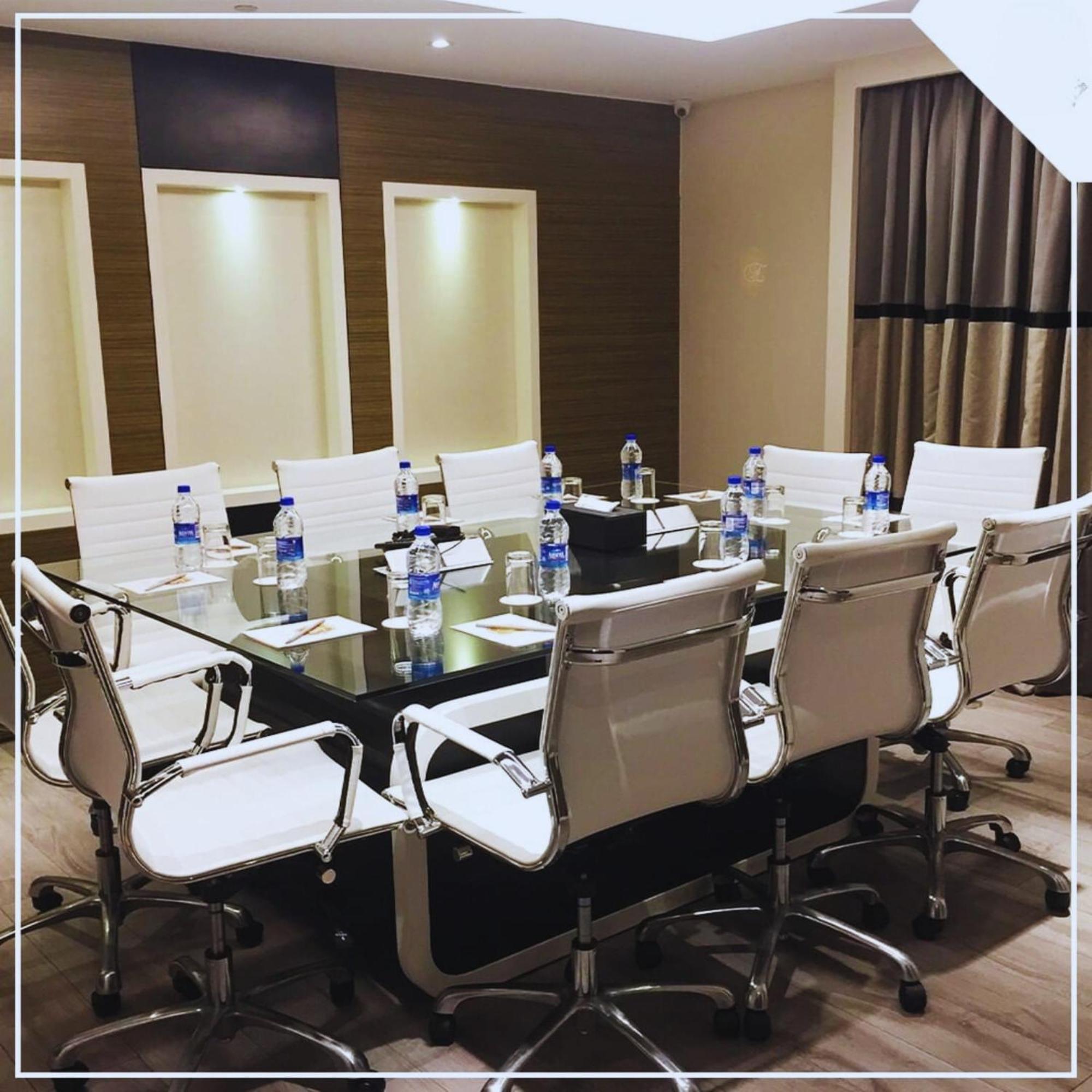 The Empresa Hotel Мумбай Екстериор снимка